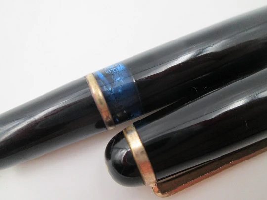 Montblanc 252. Celuloide negro y detalles chapados oro. Carga émbolo. 1950. Alemania