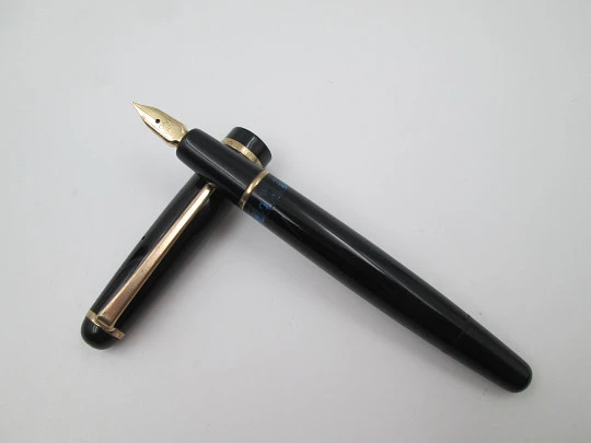 Montblanc 252. Celuloide negro y detalles chapados oro. Carga émbolo. 1950. Alemania