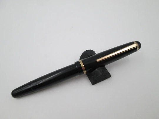 Montblanc 252. Celuloide negro y detalles chapados oro. Carga émbolo. 1950. Alemania