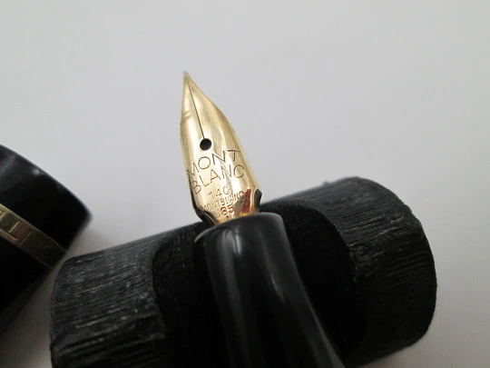 Montblanc 252. Celuloide negro y detalles chapados oro. Carga émbolo. 1950. Alemania