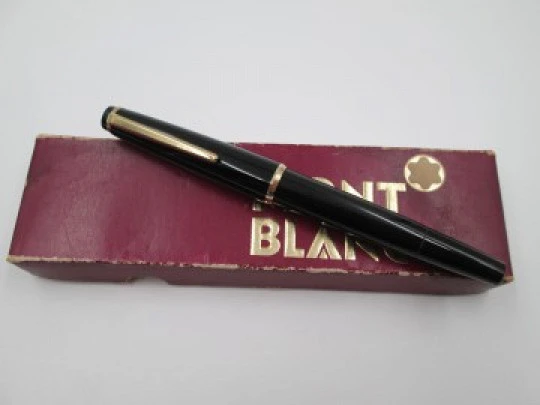 Montblanc 32. Black resin and gold plated. Box. Piston filler. 1960's