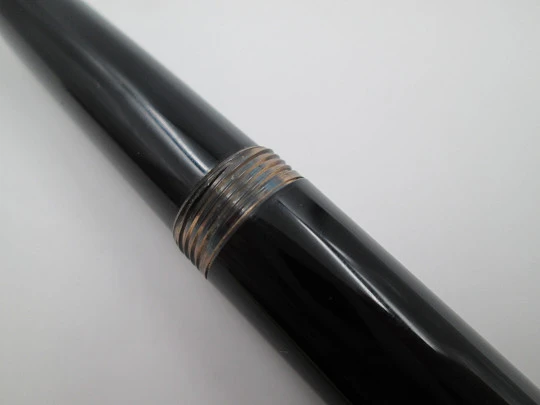 Montblanc 32. Black resin and gold plated. Box. Piston filler. 1960's