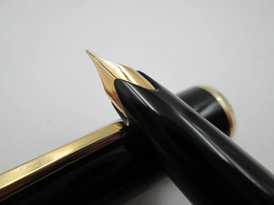 Montblanc 32. Black resin and gold plated. Box. Piston filler. 1960's