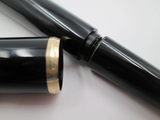 Montblanc 32. Black resin and gold plated. Box. Piston filler. 1960's