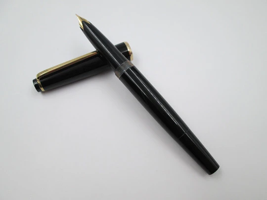 Montblanc 32. Black resin and gold plated. Box. Piston filler. 1960's