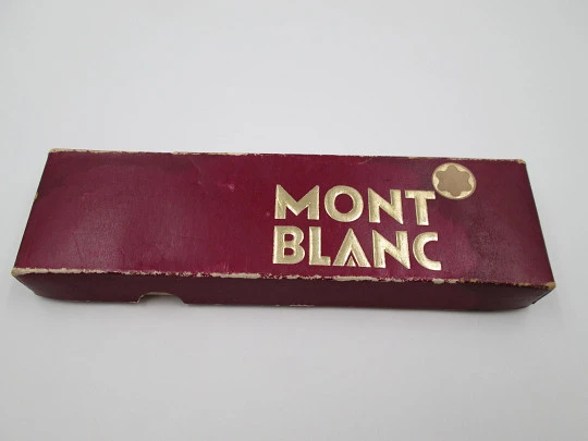 Montblanc 32. Black resin and gold plated. Box. Piston filler. 1960's