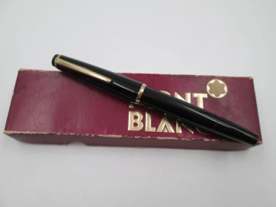 Montblanc 32. Resina negra y chapados oro. Caja. Émbolo. 1960