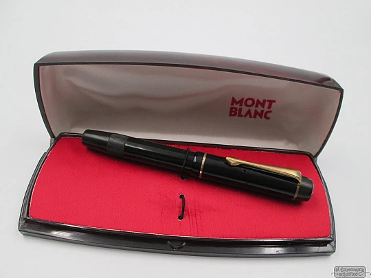 Montblanc 334 1/2. Black celluloid and gold plated. 1940's. Piston filler