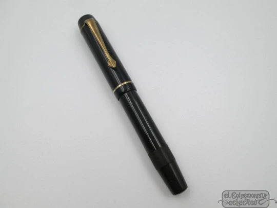 Montblanc 334 1/2. Black celluloid and gold plated. 1940's. Piston filler