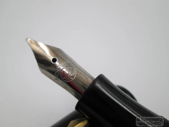 Montblanc 334 1/2. Black celluloid and gold plated. 1940's. Piston filler