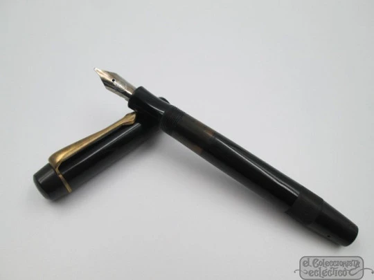 Montblanc 334 1/2. Black celluloid and gold plated. 1940's. Piston filler