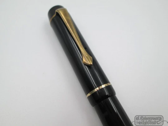 Montblanc 334 1/2. Black celluloid and gold plated. 1940's. Piston filler