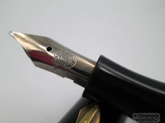 Montblanc 334 1/2. Black celluloid and gold plated. 1940's. Piston filler