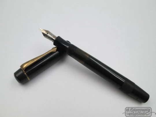 Montblanc 334 1/2. Celuloide negro y metal dorado. Pistón. 1940