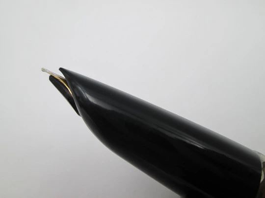 Montblanc 630. Celuloide negro y detalles chapados oro. Carga émbolo. 1950