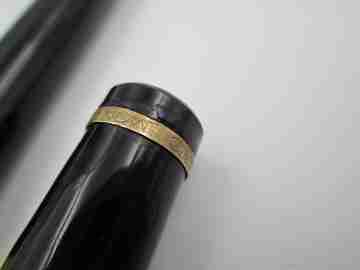 Montblanc 630. Celuloide negro y detalles chapados oro. Carga émbolo. 1950
