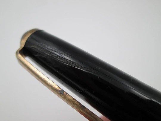 Montblanc 630. Celuloide negro y detalles chapados oro. Carga émbolo. 1950