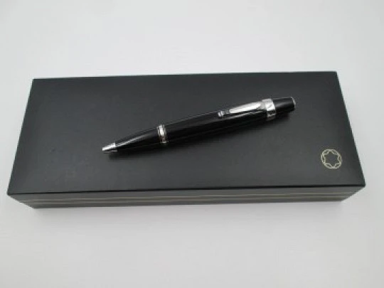 Montblanc Bohème ballpoint pen. Black resin & platinum metal. Box. 2000's