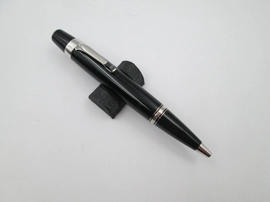 Montblanc Bohème ballpoint pen. Black resin & platinum metal. Box. 2000's