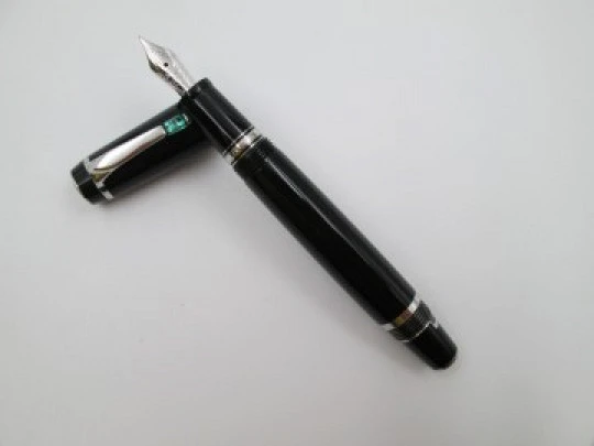 Montblanc Bohéme. Black resin and platinum details. 14k nib. Box