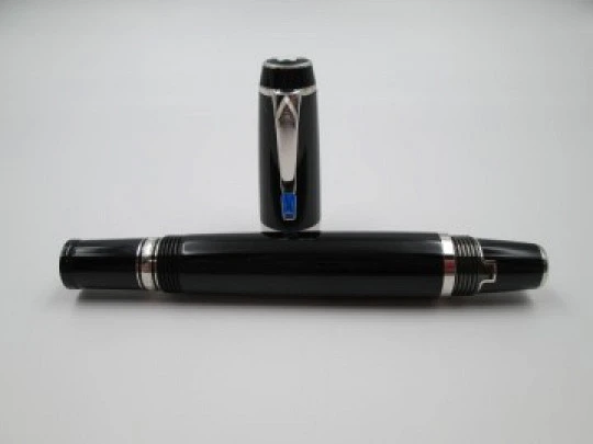 Montblanc Bohéme. Black resin & platinum details. 14k nib. Box