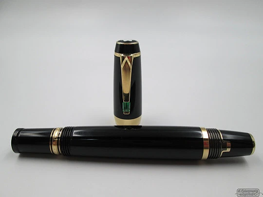 Montblanc Bohéme. Resina negra y chapados oro. Gema verde. Caja. 18k