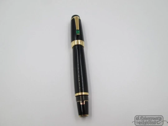 Montblanc Bohéme. Resina negra y chapados oro. Gema verde. Caja. 18k