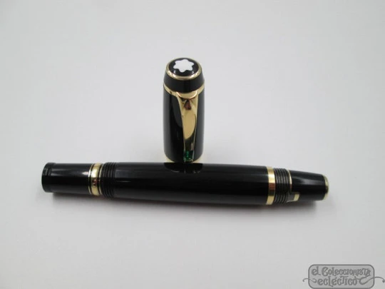 Montblanc Bohéme. Resina negra y chapados oro. Gema verde. Caja. 18k