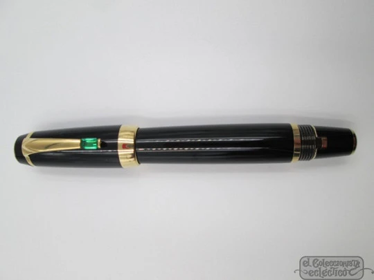 Montblanc Bohéme. Resina negra y chapados oro. Gema verde. Caja. 18k