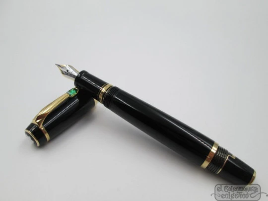 Montblanc Bohéme. Resina negra y chapados oro. Gema verde. Caja. 18k