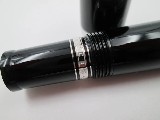 Montblanc Bohéme. Resina negra y detalles platinados. 14K. Estuche