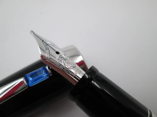 Montblanc Bohéme. Resina negra y detalles platinados. 14K. Estuche