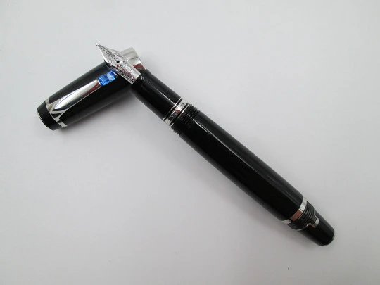 Montblanc Bohéme. Resina negra y detalles platinados. 14K. Estuche