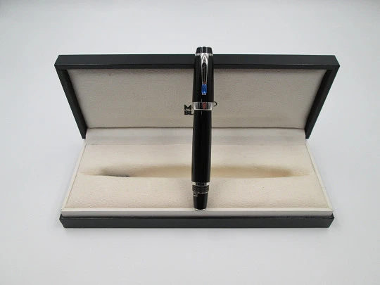 Montblanc Bohéme. Resina negra y detalles platinados. 14K. Estuche