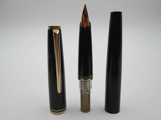 Montblanc Classic CF. Resina negra y chapados oro. Caja. 1980. Cartuchos