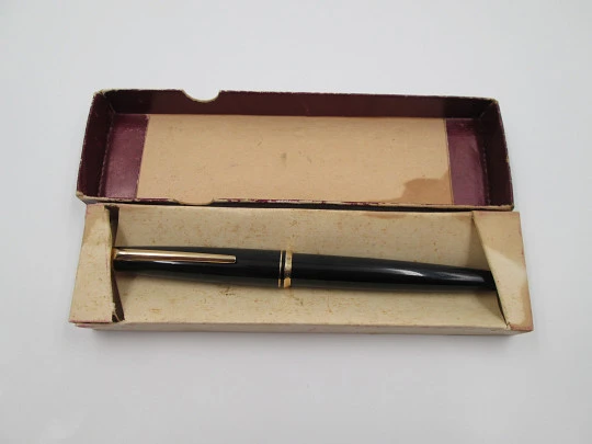 Montblanc Classic CF. Resina negra y chapados oro. Caja. 1980. Cartuchos