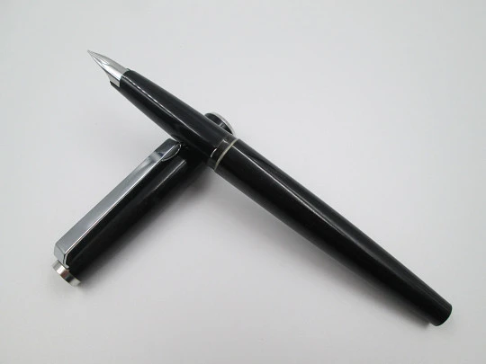Montblanc Classic fountain pen. Black resin & silver plated. 1980's