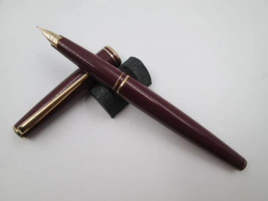 Montblanc Classic. Resina burdeos y detalles chapados oro. Cartuchos. Plumín 14k