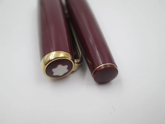 Montblanc Classic. Resina burdeos y detalles chapados oro. Cartuchos. Plumín 14k