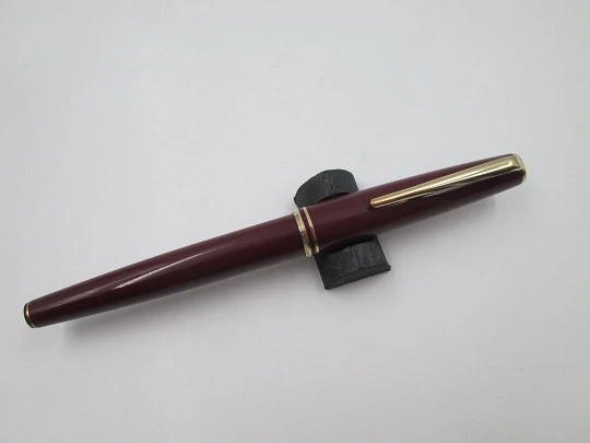 Montblanc Classic. Resina burdeos y detalles chapados oro. Cartuchos. Plumín 14k