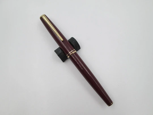 Montblanc Classic. Resina burdeos y detalles chapados oro. Cartuchos. Plumín 14k