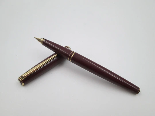 Montblanc Classic. Resina burdeos y detalles chapados oro. Cartuchos. Plumín 14k