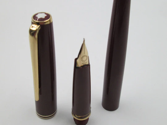 Montblanc Classic. Resina burdeos y detalles chapados oro. Cartuchos. Plumín 14k