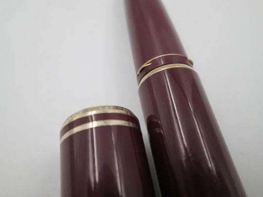 Montblanc Classic. Resina burdeos y detalles chapados oro. Cartuchos. Plumín 14k