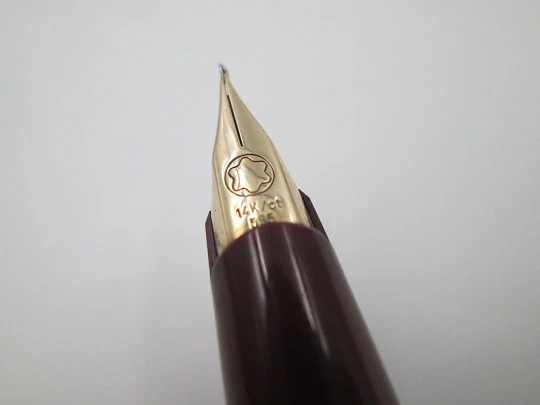 Montblanc Classic. Resina burdeos y detalles chapados oro. Cartuchos. Plumín 14k