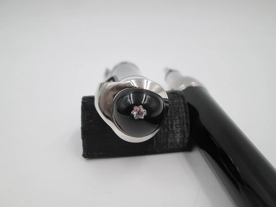 Montblanc Etoile. Platinum plated. Black precious resin. 18K gold nib