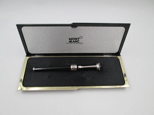 Montblanc Etoile. Platinum plated. Black precious resin. 18K gold nib