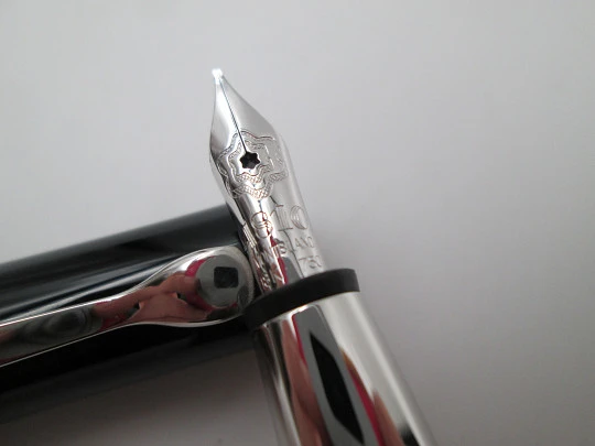 Montblanc Etoile. Resina negra y metal platinado. Brillante cúpula