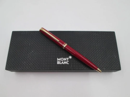 Montblanc Generation ballpoint pen. Garnet resin and gold plated. Box. 1990's. Germany