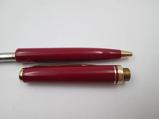Montblanc Generation ballpoint pen. Garnet resin and gold plated. Box. 1990's. Germany